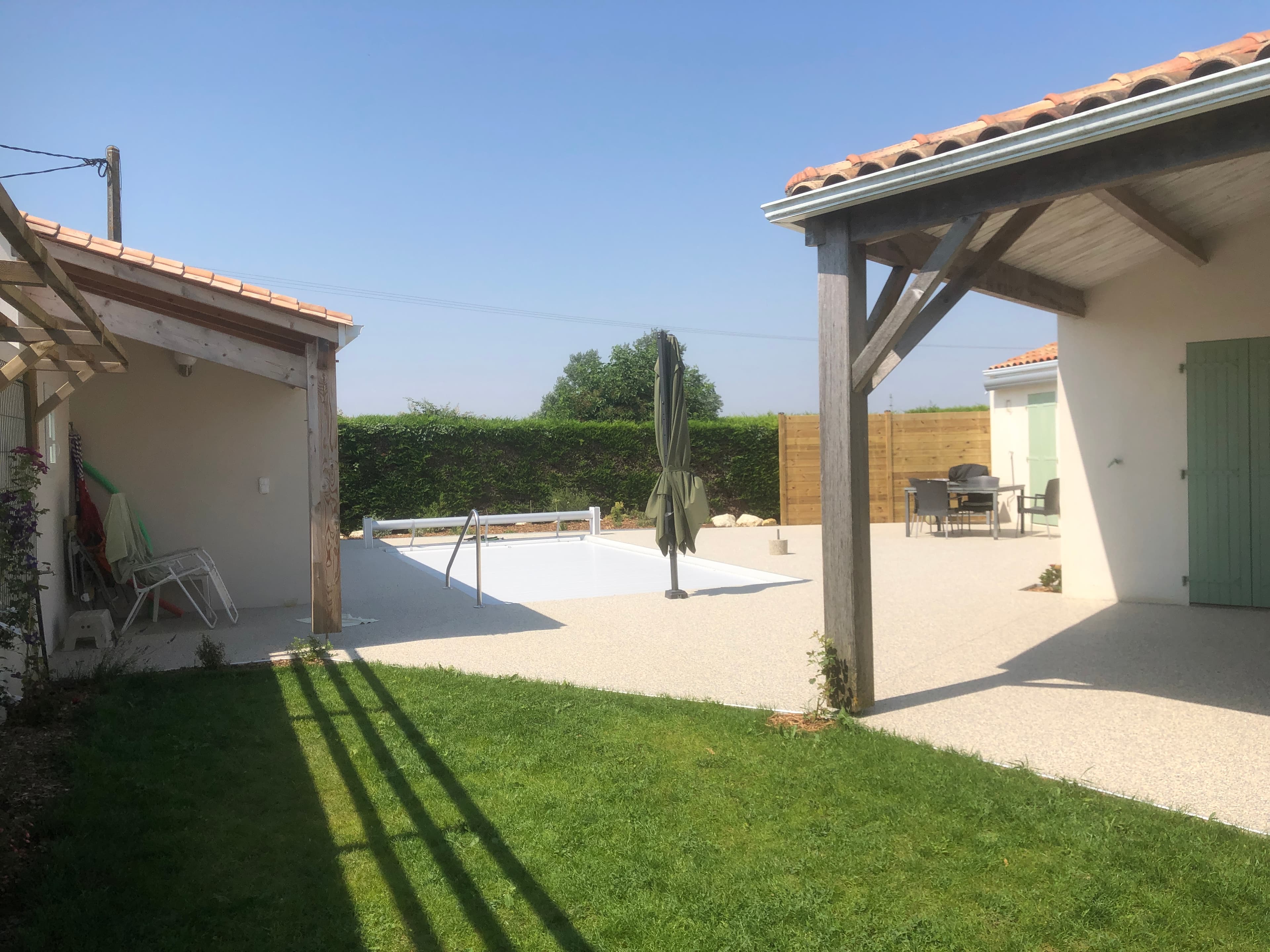 Les amis d'abord – Saint-Agnant transforme un terrain vierge en oasis familiale