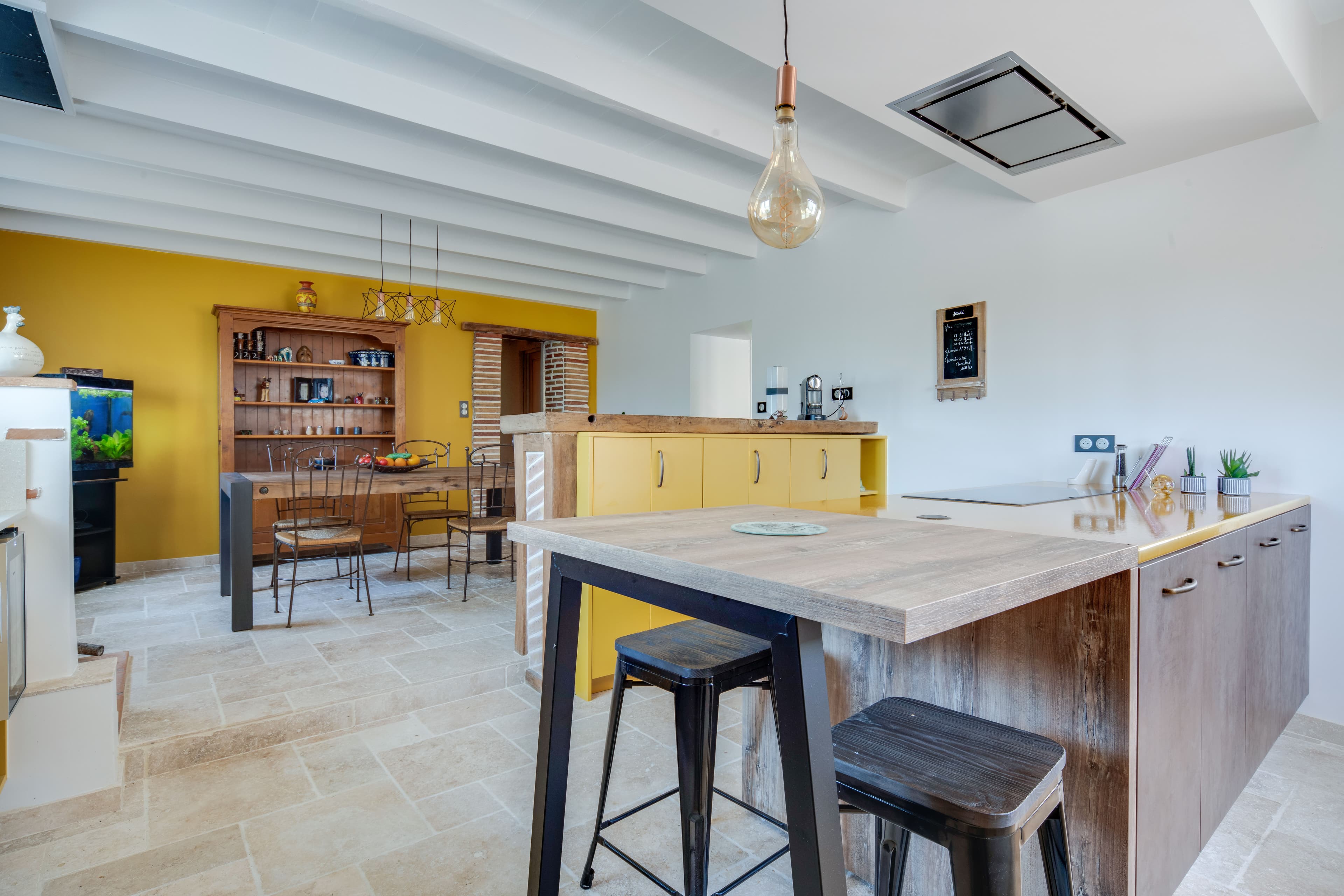 Une métamorphose rustique contemporaine : quand la pierre de lave rencontre l'authenticité en Tarn et Garonne