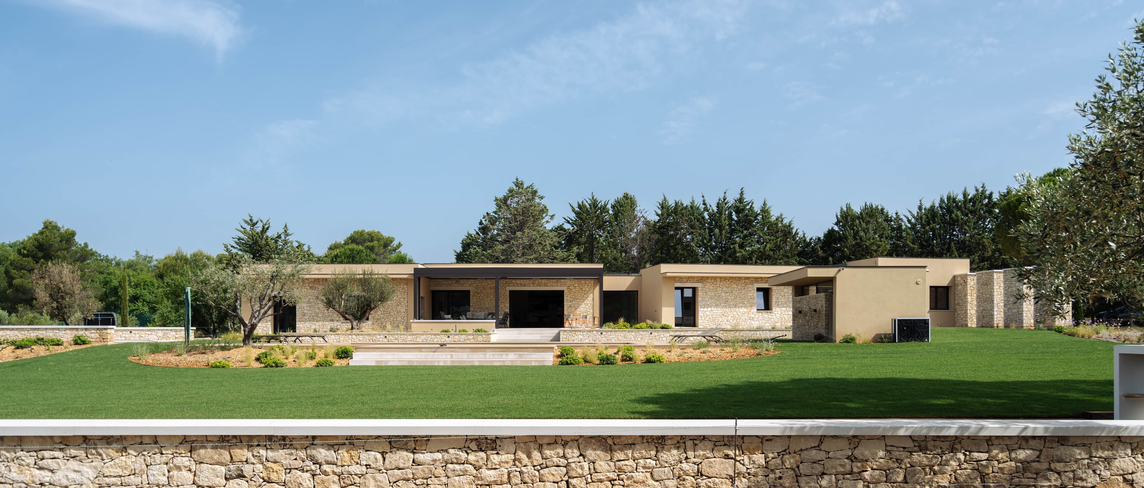 Métamorphose d’une villa des années 70 : quand l’architecture révèle le potentiel enfoui