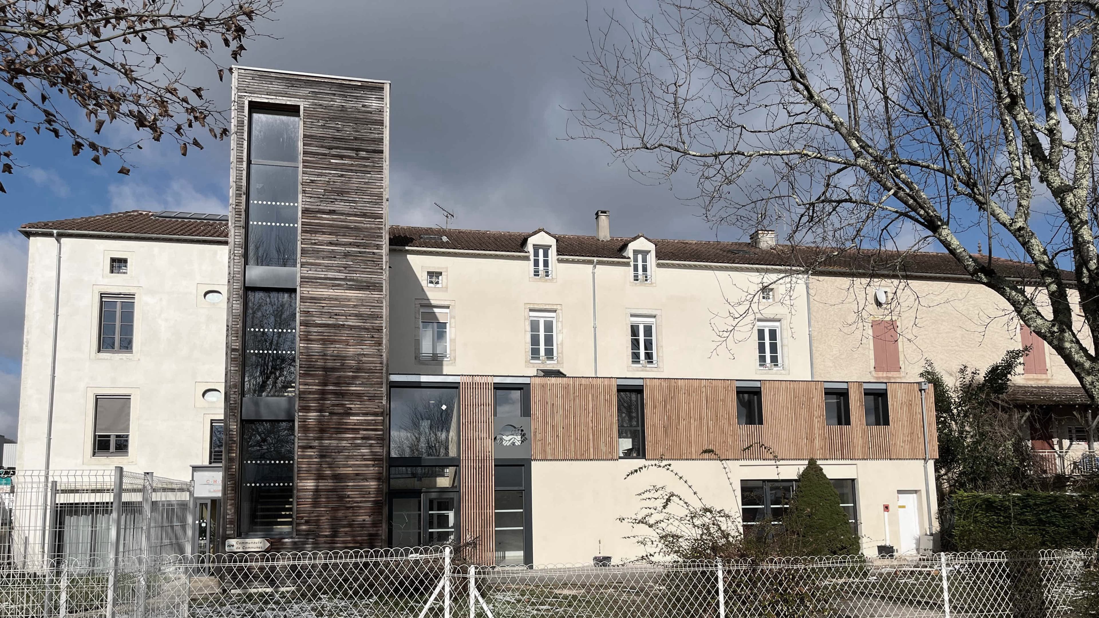 Le dialogue audacieux de la pierre et du bois au service de l'institution