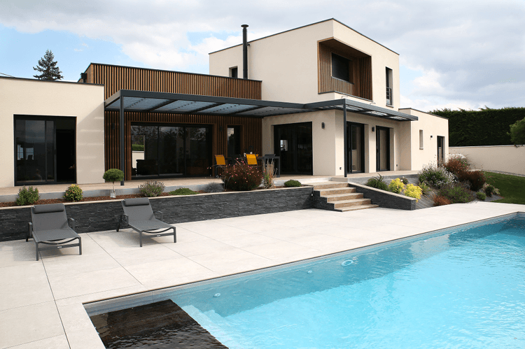 Jeu de volumes et harmonie des matières : une maison sculptée à Boën-sur-Lignon