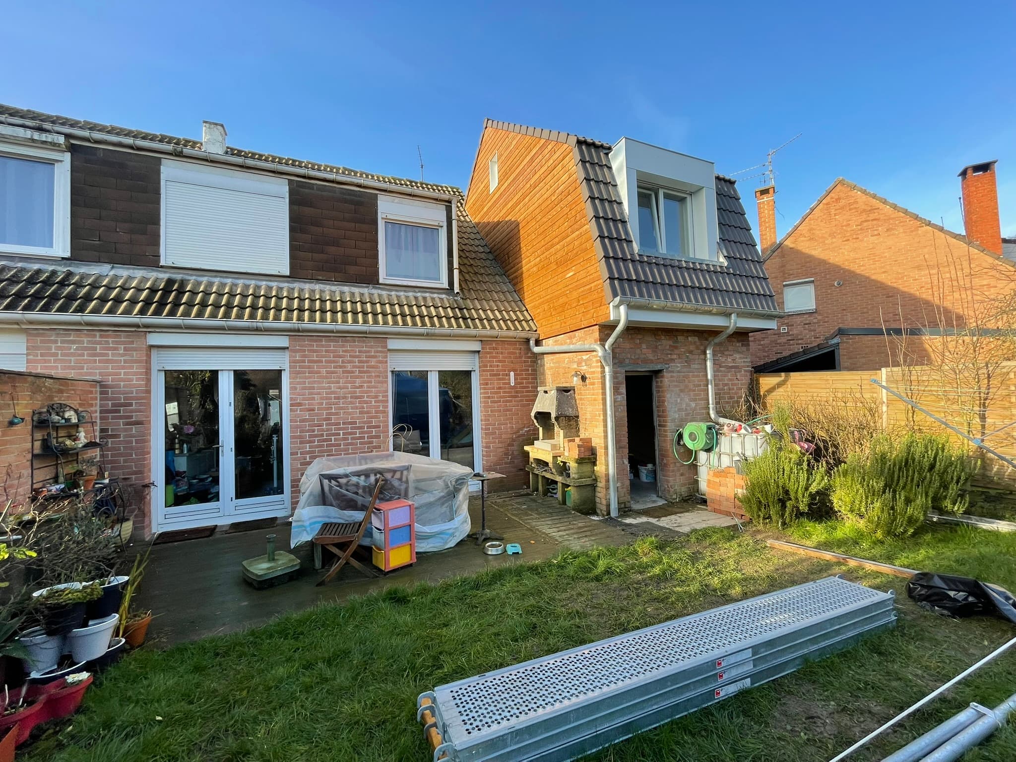 Dans le Nord, une maison de brique qui monte