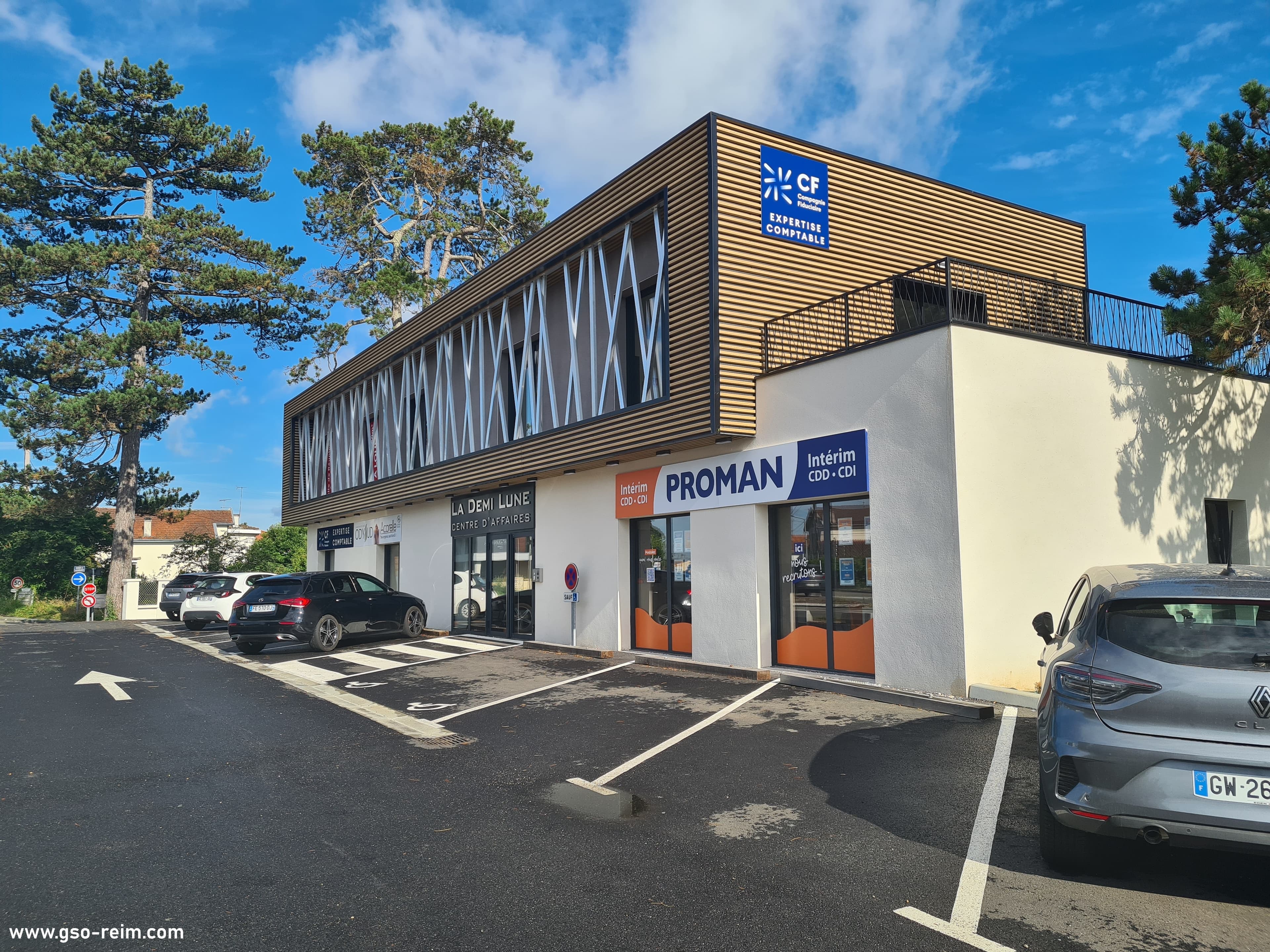 Centre d'affaires La Demi-Lune : quand l'architecture contemporaine sublime l'environnement urbain