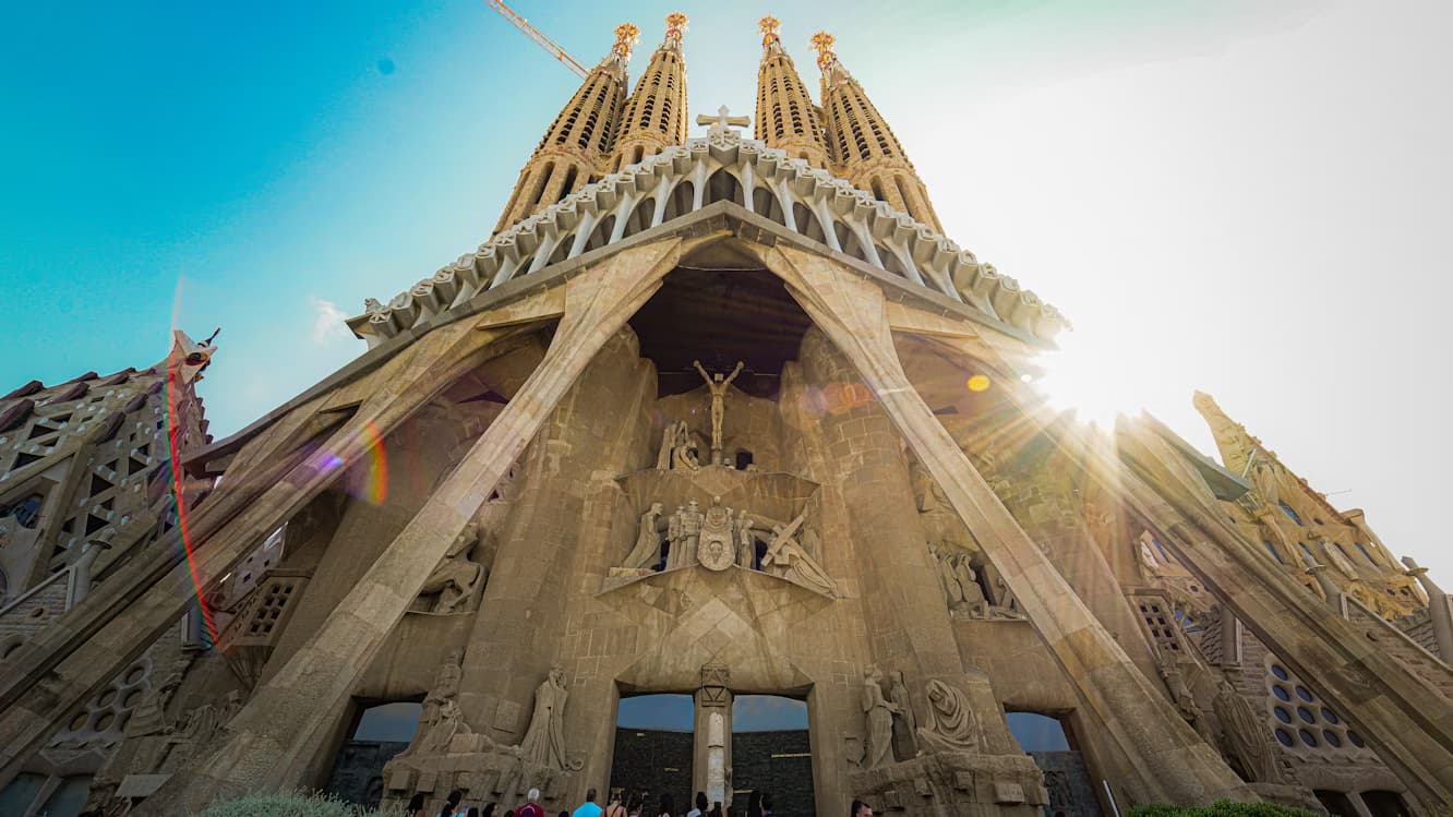 Sagrada Familia : la tour de Gaudí achevée en 2026, un siècle après sa mort