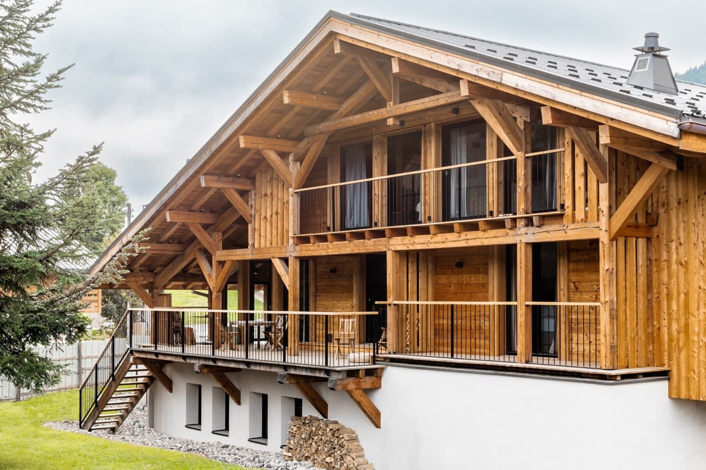 Un chalet millésimé où tradition et modernité sculptent l'espace