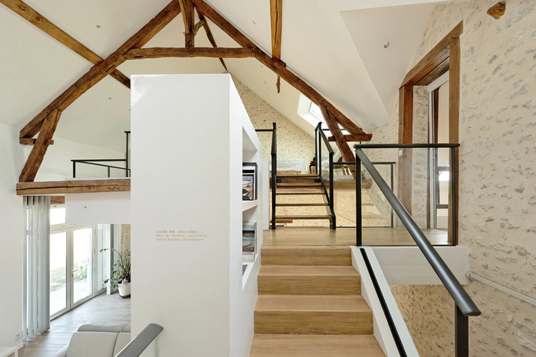 « LIVING HUB », réhabilitation contemporaine d’une grange beauceronne ancestrale