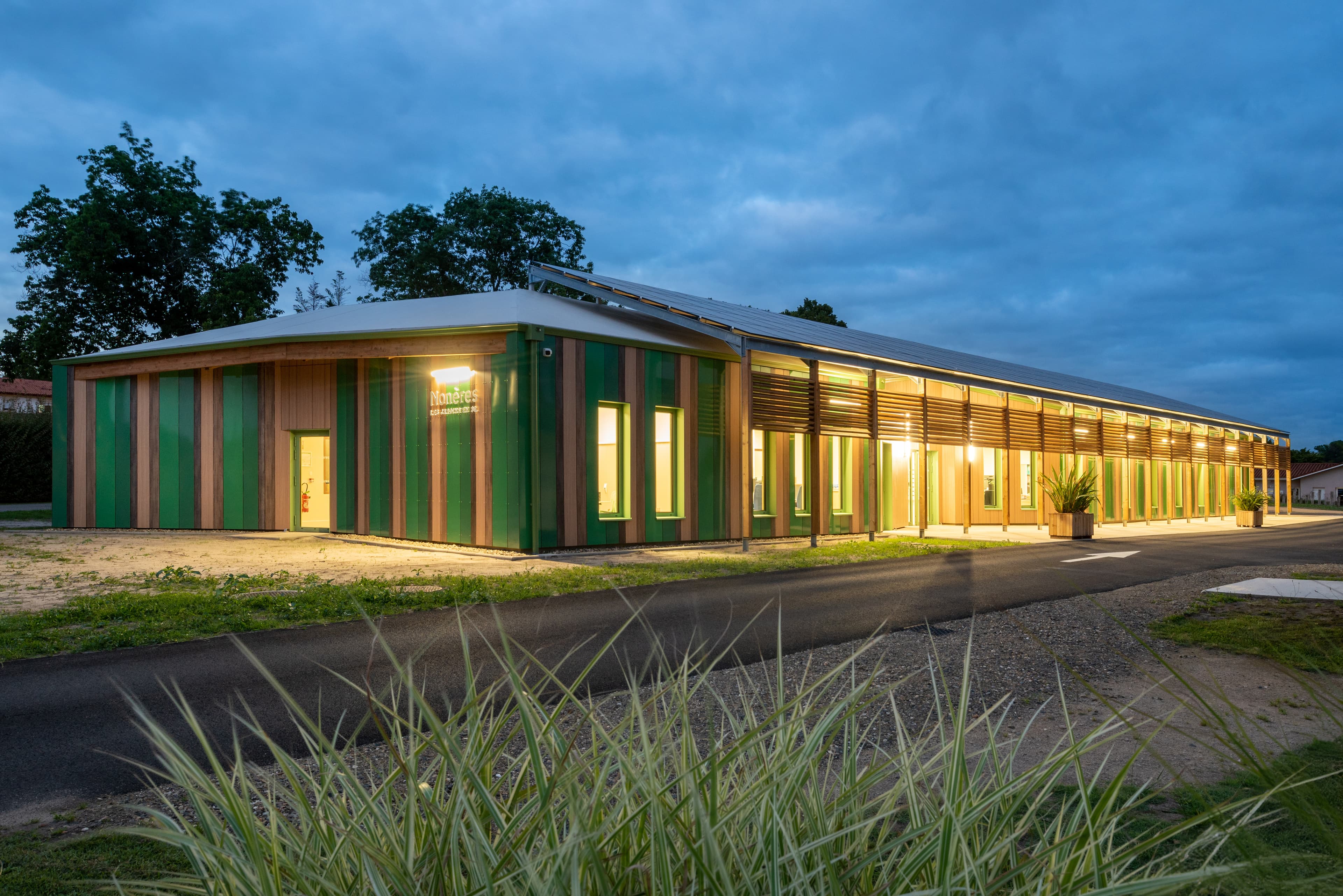 Jardins de Nonères : un bâtiment administratif au fil de la forêt landaise