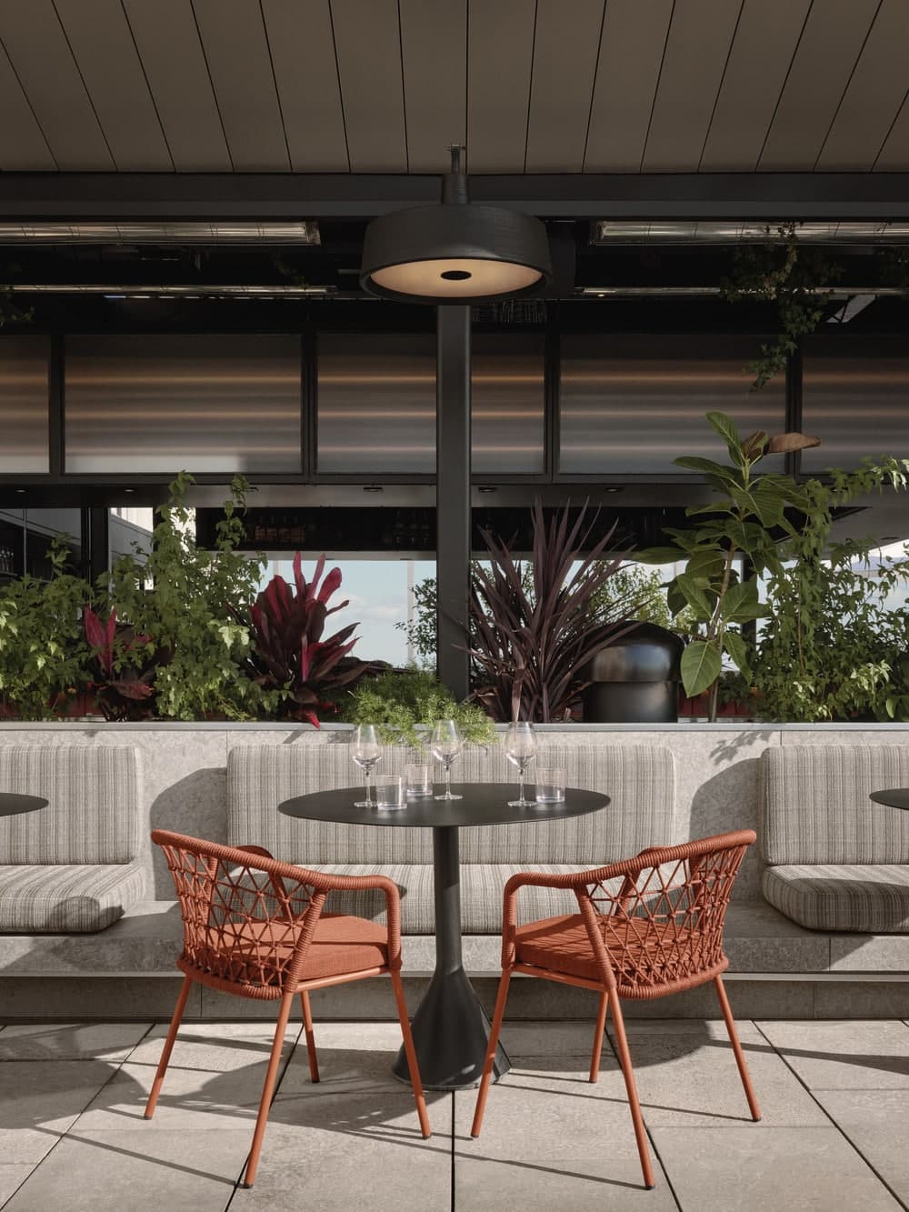 Élégance moderniste et vue panoramique se donnent rendez-vous à la nouvelle destination culinaire de Montréal, Canada